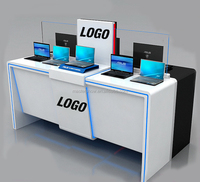 Comptoir d'exposition informatique de style moderne pour magasin de meubles, avec support pour ordinateur portable et vitrine, par Creative Factory