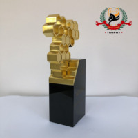 Trophée d'entreprise personnalisé en métal plaqué, forme ruche moderne, base en cristal noir, motif nid d'abeille, couleur or, avec logo personnalisé