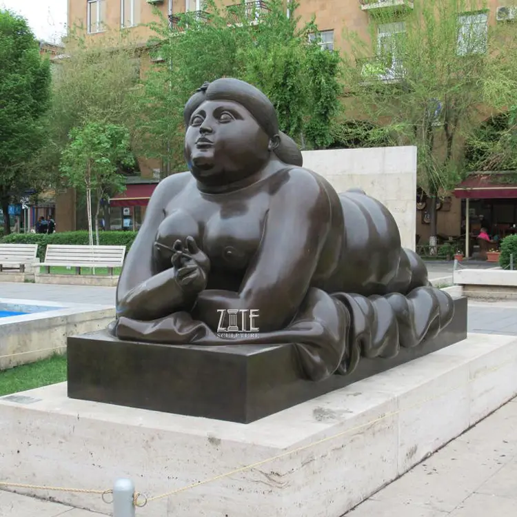 Escultura de mujer de tamaño real, arte famoso, bronce tumbado