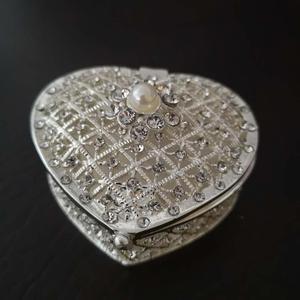 Crea il Tuo Logo Personalizzato: Scatola Portagioie a Forma di Cuore in Metallo Argentato con Perla per Matrimoni e Feste - Product Image 2