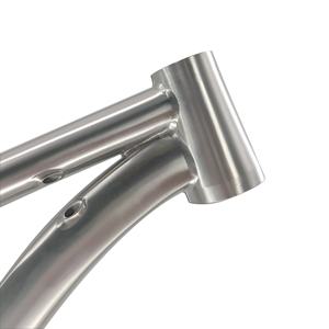 <span class=keywords><strong>Cuadro</strong></span> de Bicicleta de Montaña de <span class=keywords><strong>Titanio</strong></span> Super Hot Waltly <span class=keywords><strong>29</strong></span>+ para Neumáticos de 3.0 Pulgadas, 1.5 kg de Peso Ligero, para Uso en Arena y Nieve - Product Image 2