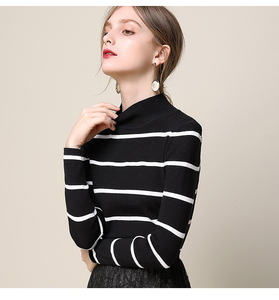 Maglione a righe <span class=keywords><strong>bianche</strong></span> e nere lavorato a maglia su misura per le donne - Product Image 2
