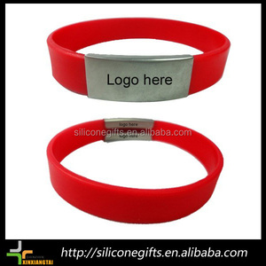 Braccialetto a fascia con nome in silicone economico della fabbrica di shenzhen con metallo id