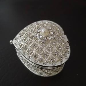 Crea il Tuo Logo Personalizzato: Scatola Portagioie a Forma di Cuore in Metallo Argentato con Perla per Matrimoni e Feste - Product Image 4