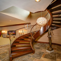 Escalier courbé moderne en bois, escalier en arc avec marches en verre