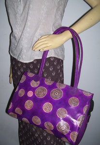 Sac fourre-tout en cuir violet tendance avec motif circulaire, fermeture à cordon, poignée en cuir façon parapluie - Idéal pour les voyages et l'usage quotidien - Product Image 2