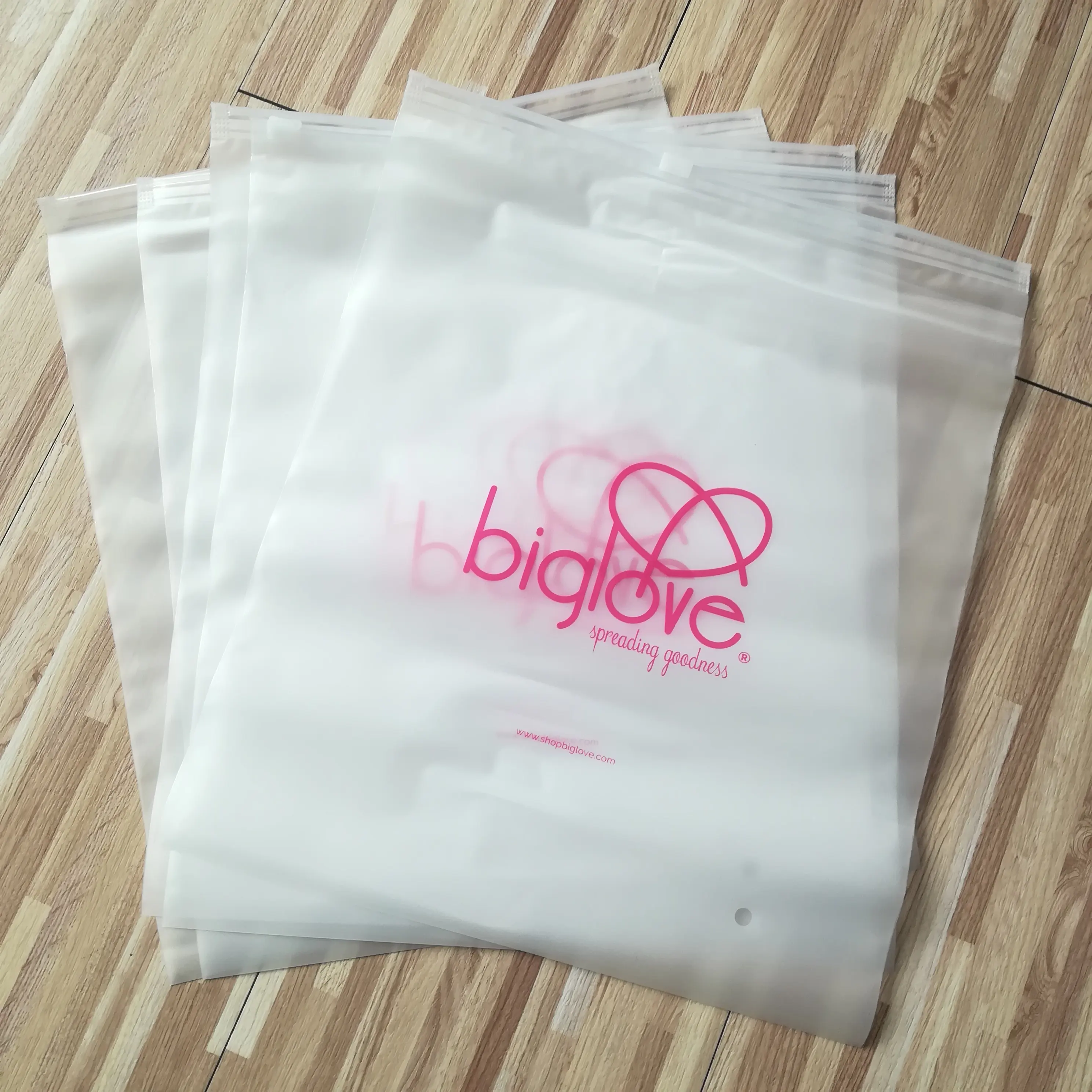 슬라이드 지퍼 잠금 장치가있는 맞춤형 로고 플라스틱 PVC 의류 가방 손잡이가있는 의류 및 양말 용 EVA 티셔츠 포장 파우치