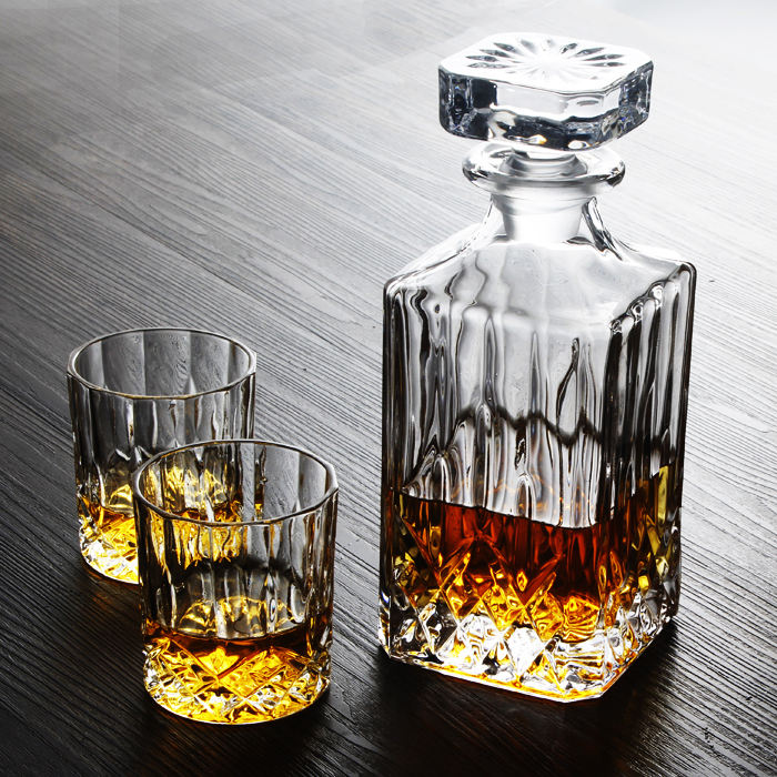 Haonai Collection 4 x 200ml Glass Whiskey Wine Tumblers & Square Glass Decanter Bottle Boxed Set