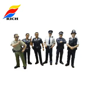 Kunden spezifische kreative Geschenk Hand malerei Miniatur Harz Polizist Spielzeug figuren
