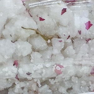 Sal de baño de SPA de limpieza profunda 3kg Sal marina de grano grueso infundida con aceite esencial de fragancia de leche de lavanda rosa y aloe - Product Image 3