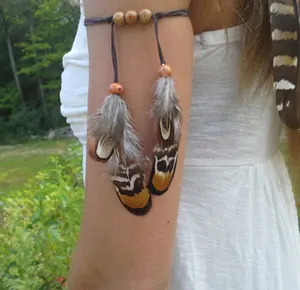 Brazalete de cuero con cuentas de madera y plumas bohemias para mujer