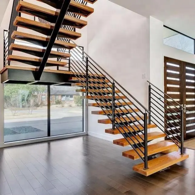 Escalera recta moderna con suelo de madera dura, barandilla de metal, escaleras de madera maciza para casas