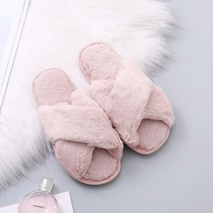 Fábrica de atacado baratos mulheres primavera chinelos interior ao ar livre Casa de slides Comfy Faux Fur fofo Anti slip Sola de sapatos quentes