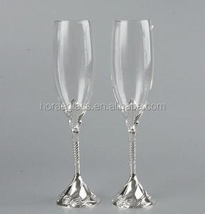 Flûtes à champagne en argent avec double cœur percé en paire avec base à motif de cœur Toast de mariage Cadeau de la Saint-Valentin - Product Image 1