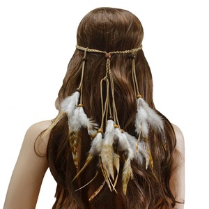 عصابة شعر مصنوعة يدويًا من الريش من الجلد العرقي الغجري عصابة رأس من الريش والخشب والطاووس - Product Image 1