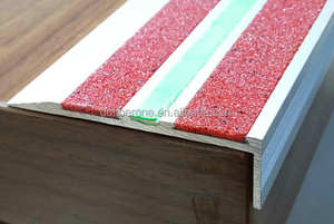 Profilo per Gradini in <span class=keywords><strong>Alluminio</strong></span> PVC con Inserto in Carburo di Silicio Nero Design Moderno - Product Image 3