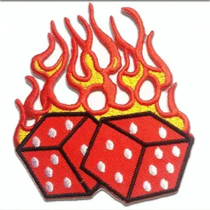 Fer sur les correctifs-dés avec flammes-rouge-7.5x8.7cm-par catch-the-patch D'application de Broderie patch badges