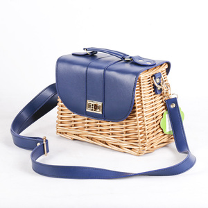 OEM ODM Lady's Woven Rattan Bag Estilo natural hecho a mano con forro <span class=keywords><strong>de</strong></span> lino Decoración <span class=keywords><strong>de</strong></span> remache y correa <span class=keywords><strong>de</strong></span> <span class=keywords><strong>cuero</strong></span> para el hombro - Product Image 1