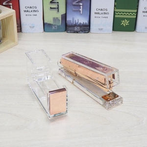 Juego de escritorio de papelería de oficina con dispensador de <span class=keywords><strong>cinta</strong></span> y grapadora acrílica dorada Husien a precio de venta directa de fábrica - Product Image 4