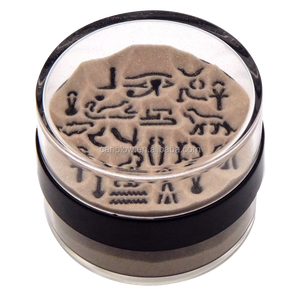 Souvenirs touristiques égyptiens en forme de pyramide décorée de globe de sable en acrylique et plastique écologiques en gros, presse-papiers cadeau - Product Image 4