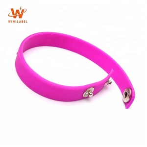 Cá nhân giá rẻ tùy chỉnh in thương hiệu dây đeo cổ tay quà Tặng lưu niệm Silicone Nhẫn trẻ em linh hoạt nút Vòng đeo tay cao su - Product Image 6