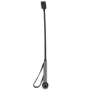 แส้หนังเทียมด้ามยาวประดับเพชรเทียม สำหรับ BDSM ใช้สำหรับพันธนาการและตี - Product Image 5
