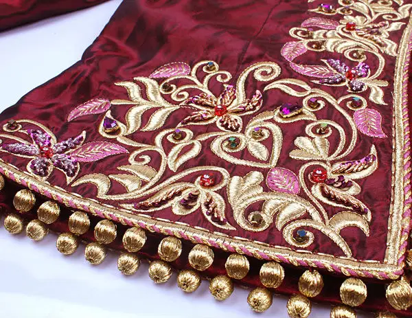 Rouge motifs de broderie à la main à coudre perle strass robe de mariée (MWCF-001)