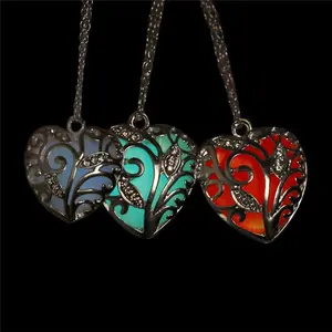 Hollow Heart Locket Incandescente Gioielli Bagliore Nel Buio Collana Regali di Compleanno per Il Suo <span class=keywords><strong>Regalo</strong></span> di <span class=keywords><strong>Anniversario</strong></span> - Product Image 1