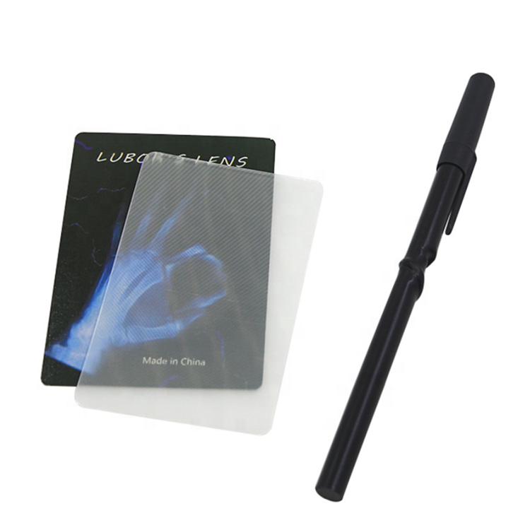 Крупным планом Волшебное перо проникновения через карточные фокусы инструмент