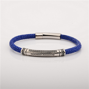 Brazalete de acero inoxidable con logotipo personalizado, brazalete de plata con piel de raya gris - Product Image 5