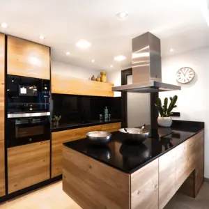 Высококачественные кухонные шкафы из натуральной массива дерева с черной матовой гранитной столешницей