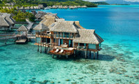Maison en bois au bord de la mer au design magnifique