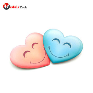 Impresión de metal con acabado Epoxi de <span class=keywords><strong>la</strong></span> cara de <span class=keywords><strong>la</strong></span> sonrisa insignia de forma de corazón con perno de seguridad - Product Image 3