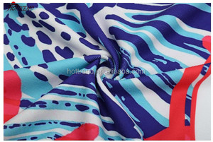 La migliore vendita di Lilly ispirato al motivo monogramma a maglia floreale con telo da mare rettangolare in microfibra stampato - Product Image 5