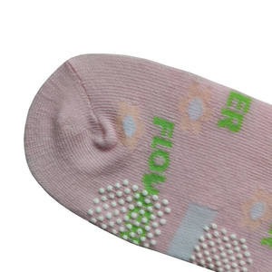 ถุงเท้ากันลื่นสำหรับเด็กผู้หญิงขอบลูกไม้แต่งระบายพร้อมลายดอกไม้ถุงเท้าจับสำหรับเด็กวัยหัดเดินน่ารัก - Product Image 2