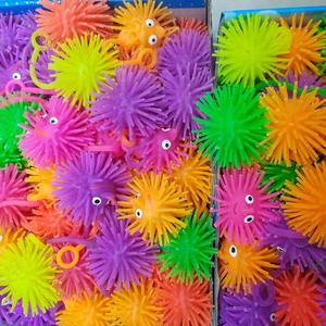 Il adorabile TPR all'ingrosso illumina il piccolo giocattolo peloso lampeggiante della palla di YoYo per la capsula nel distributore automatico - Product Image 3