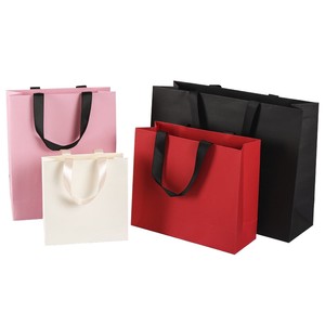 Perruques <span class=keywords><strong>de</strong></span> petits cils <span class=keywords><strong>de</strong></span> luxe personnalisés rouge à lèvres noir mat sacs cadeaux en <span class=keywords><strong>papier</strong></span> brun avec poignées <span class=keywords><strong>de</strong></span> ruban gros-grain - Product Image 1