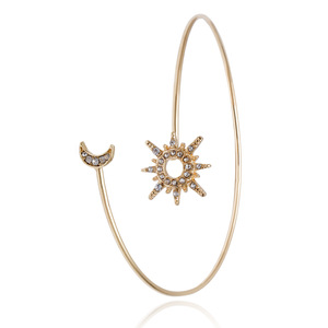 Brazalete fino ajustable con forma de luna y Sol de circón chapado en oro de aleación personalizada estadounidense - Product Image 2