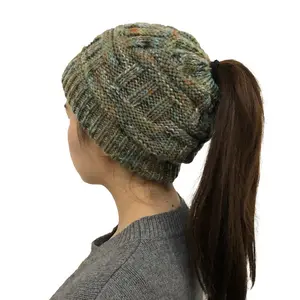 Venta al por mayor, gorro de punto de cola de caballo suave de Invierno para mujer, gorro liso acanalado, gorra