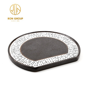 Vaisselle en porcelaine noire et blanche de haute qualité, faite à la main, pour restaurant japonais, ensemble d'assiettes en céramique de différentes formes - Product Image 5