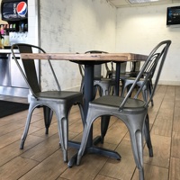 Meubles de restaurant rétro européens, table ronde carrée en bois massif et chaise en métal pour café
