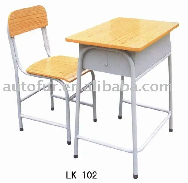 Madera mesa de estudiante y silla de imágenes