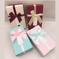 Boîte à fleurs créative avec ruban arc-en-ciel, coffret cadeau en carton