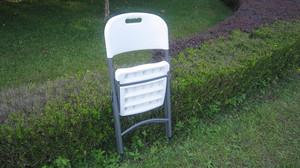 Chaise pliante en plastique blanc Mobilier de patio extérieur avec banc de salle à manger empilable et pliable aspect rotin pour une utilisation dans un parc d'entrée - Product Image 5