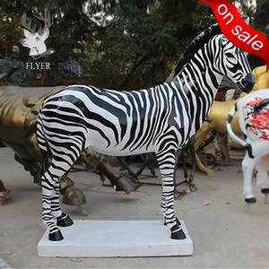 Statua di Animale in Resina per Esterni, Cavallo in Piedi a Grandezza Naturale in Fibra di Vetro in Vendita - Product Image 6
