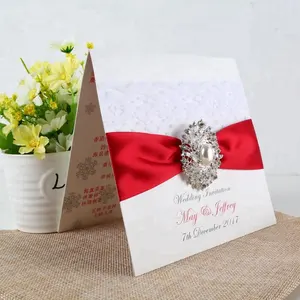 Hot sale personalized white lace wedding invitations cards with red ribbons & crystal brooches