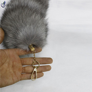ALICEFUR Ciondolo per Borsa in <span class=keywords><strong>Pelliccia</strong></span> di <span class=keywords><strong>Volpe</strong></span> Blu Argento di Alta Qualità, <span class=keywords><strong>Pelliccia</strong></span> Naturale Grezza Spessa e Soffice per Portachiavi - Product Image 4