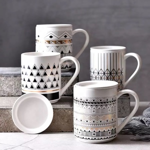 Nuovo design di alta qualità in pieno curvatura decalcomania divertente a buon mercato tazza di ceramica da <span class=keywords><strong>caffè</strong></span> con coperchio per l'ufficio - Product Image 1
