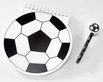 2014 के विश्व कप फुटबॉल के आकार का एक कलम के साथ नोटबुक