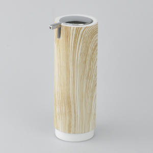 Juego de 4 Accesorios de Baño de Poliresina con Diseño de Madera Especial - Product Image 4